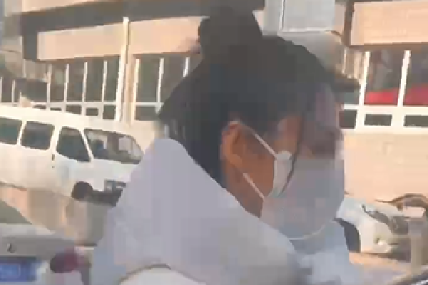 此外,征求意见稿提出,不具备拆除新建条件的,纳入整治提升(含拆整结合)类城中村改造范围,开展经常性整治提升,按照文明城市标准实施和管理。在维持现状建设格局基本不变的前提下,为完善城市基础设施、公共服务设施,消除安全隐患,可按照规划采取“整治提升 局部拆建”方式实施拆整结合类改造;局部拆建应以栋为基本单位,涉及的拆除用地面积之和(含零星纳入的空地)原则上不超过拆整结合类城中村改造项目总用地面积的30%。