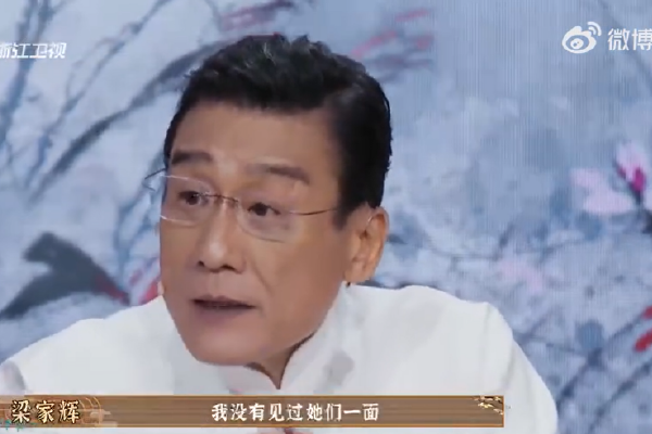 而在千里之外的新疆,另一批旅拍的小团队则在阿勒泰体验了一把冰雪中的童话世界。早在去年11月,阿勒泰便已经白雪皑皑,上海的独立摄影师小冯带着客户奔赴阿勒泰。小冯已近三年没有组织新疆旅拍,来到久违的阿勒泰,小冯第一印象便是人多,尤其是各式各样滑雪的游客。小冯说:“感觉人比以前更多了,而且很多人和我们一样,几个人一起组成一个团自己玩,找个当地的司机兼导游就行,非常方便。”
