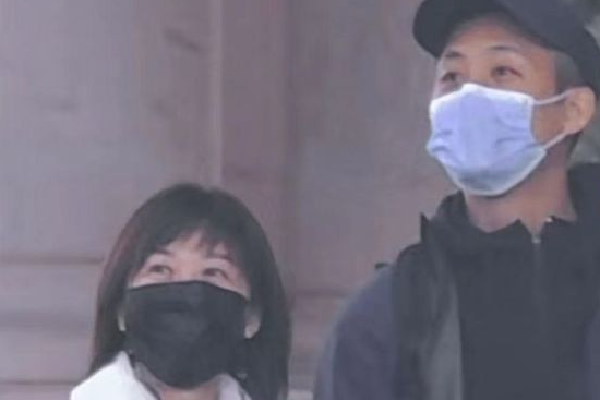 他长期求神拜佛,祈求升官,任黔西南州委书记后还专门请“风水大师”卜算前程,查看住处风水布局,并按要求摆放玻璃鱼缸和木质官帽椅。
