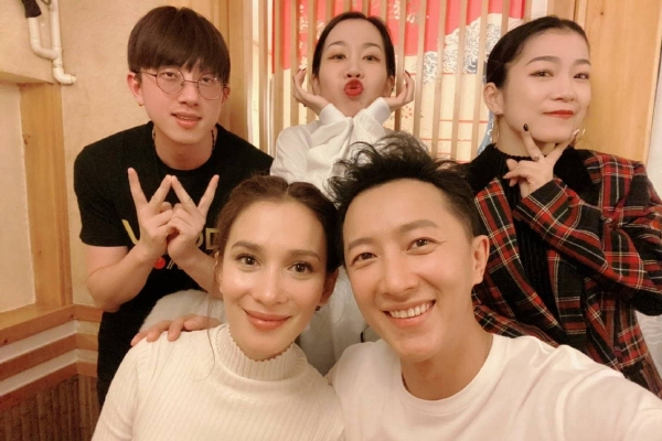 虽然计平已经获救并躺在医院的病床上,但是交谈间,记者仍能感觉到他的忐忑不安。1月13日晚上,计平督促妻子赶紧回家,因为家里还有三个孩子需要照顾。计平的老家在湖北,在天安煤业十二矿工作十多年后,他早已把平顶山当作自己的家。今年43岁的他有三个孩子,两个女儿和一个儿子,最大的女儿今年15岁,而计平在矿上每月1万至1万五的收入是全家重要的经济来源,前不久他和老婆刚在平顶山市卫东区买了一套房子。