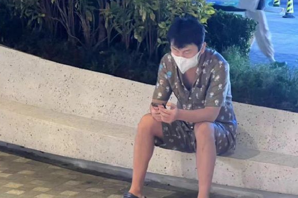 躺在中国平煤神马集团总医院普外科的病床上,回忆着遇险与被救时的一幕幕,包括记平在内的很多矿工都夜不能寐。记平说他是幸运的,被送到医院时,除有些头晕外身体并无骨折或外伤,目前正在住院接受观察,同时他也为遇难的工友感到悲伤。
