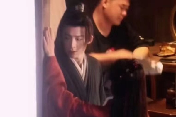 2023年,汽车进出口已成为中俄两国经贸合作的亮点。这一年,中国成为俄罗斯最主要的汽车进口来源国,俄罗斯也成为中国第一大汽车出口目的地国。中汽协统计数据显示,2023年1至11月,中国向俄罗斯出口的整车量达到84.1万辆。据俄汽车市场分析机构autostat公司统计,截至2023年12月底,中国乘用车在俄进口新车中所占份额约为76.1%,在俄进口二手车中所占份额约为2.3%。2023年俄罗斯汽车市场销量前10名中,中国汽车品牌占6席,包揽第二至第七名。2023年,俄罗斯市场上在售的中国汽车品牌约有60个。