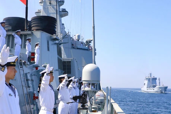 也门胡塞武装为加沙巴勒斯坦人强出头,在红海袭击了几十艘与以色列有关的货船,迫使大批货船远走好望角;美国和英国又恼羞成怒,最近对胡塞武装发动猛烈军事打击。