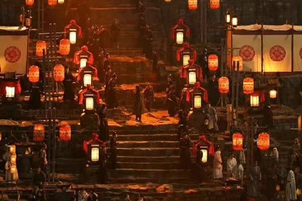 　　有学者表示，中国主要车企在海外生产和销售的比例都比较低，这也是我们汽车行业发展遇到的一个问题。《华尔街日报》称，美国通过高关税手段在很大程度上将中国汽车拒之门外，欧盟去年9月则宣布将针对来自中国的电动汽车进行反补贴调查。