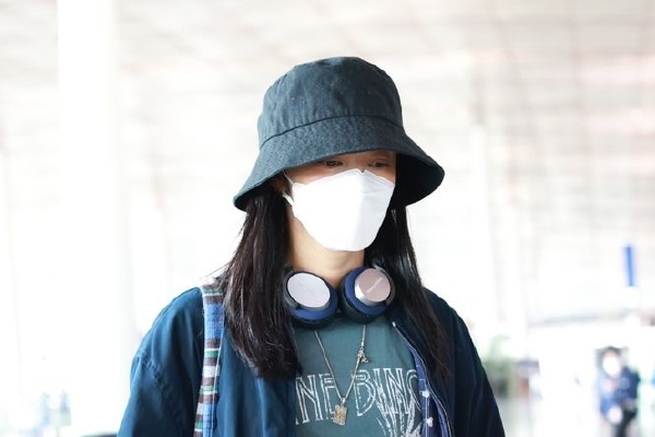 　　虽然计平已经获救并躺在医院的病床上，但是交谈间，记者仍能感觉到他的忐忑不安。1月13日晚上，计平督促妻子赶紧回家，因为家里还有三个孩子需要照顾。计平的老家在湖北，在天安煤业十二矿工作十多年后，他早已把平顶山当作自己的家。今年43岁的他有三个孩子，两个女儿和一个儿子，最大的女儿今年15岁，而计平在矿上每月1万至1万五的收入是全家重要的经济来源，前不久他和老婆刚在平顶山市卫东区买了一套房子。