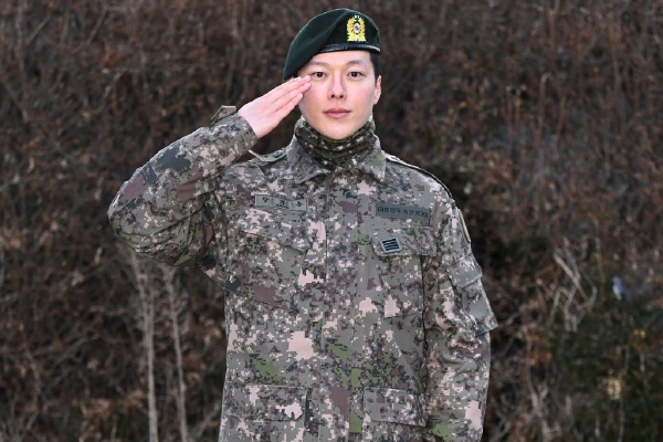 这个冬天,与小李等人相似的游客不在少数,以哈尔滨为代表的冰雪旅游目的地的爆火,吸引大量游客前赴后继。以元旦假期为例,假期三天,哈尔滨累计接待游客304.79万人次,实现旅游总收入59.14亿元,游客接待量与旅游总收入双双达到历史峰值。新疆累计接待游客166.49万人次,同比增长195.14%,实现旅游收入17.57亿元,同比增长424.28%,滑雪场累计接待入场游客10.54万人次,各大雪场接待游客人次较去年同期有明显增长。