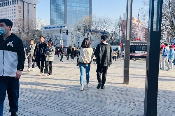　　毛宁表示，两岸同属一个中国，台湾是中国领土的一部分。80年前，中、美、英三国发表《开罗宣言》，明确规定“把日本所窃取的中国领土台湾归还中国”。此后，1945年中美英苏联合发表的《波茨坦公告》第八条规定“开罗宣言条款必将实施”。日本则接受《波茨坦公告》，宣布无条件投降。这一系列具有国际法律效力的文件，奠定了台湾是中国不可分割领土的历史与法理根基。