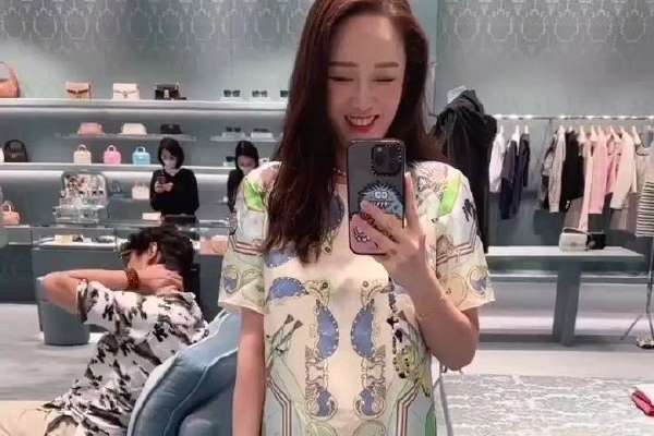 　　<span>就在中央的会议召开前不久，2023年12月底，中共中央印发了修订后的《中国共产党纪律处分条例》，与修订前相比，将“政治攀附”也写入了非组织活动的具体表述中。</span>