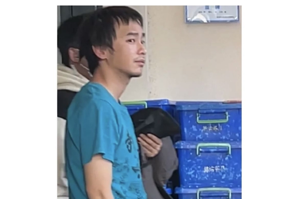 　　<span>通报还提到，他为实现个人政治目的，不择手段，操弄权术，</span><span><strong>在党内大搞团团伙伙、拉帮结派、培植个人势力</strong></span><span>，形成利益集团，成伙作势控制要害部门，严</span><span>重破坏党的团结统一，严重危害政治安全。</span>