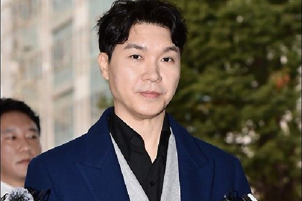 钻炮眼、爆破、运煤……矿井内工友们重复着日常工作,记平负责的内容是挖炮眼。反常的情况发生在12日14时55分,此时,记平站在掘井机后面,突然听到“砰”的一声响,紧接着矿井内就噼里啪啦响个不停,他下意识感觉不好,喊了一句“伙计们,快走吧”。话音刚落,现场信号、照明全断了,短时间内,矿道内既无法呼吸又伸手不见五指,头顶上平时能照30米远的矿灯,当时连一米外的东西都照不见。记平打开随身携带的急救设备,捂着鼻子和嘴,凭借记忆跌跌撞撞往避难硐室挪。记平说,他在直线距离200米但是绕来绕去的矿道里走了近20分钟,走进硐室后他感觉到有空气流通,这时觉得自己可能获救了,因为避难硐室是依托矿井巷道构筑而成的避难所,具备很好的防护性能,里面配备着生存必需的氧气、水、食物、急救药品等。