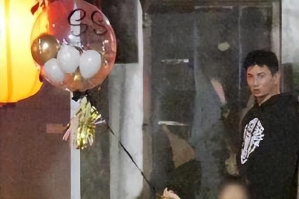 　　申万宏源证券固定收益融资总部业务董事孙林指出，城中村改造是中国经济发展和中国房地产市场的稳定器。2023年4月28日的中共中央政治局会议以来，“三大工程”（城中村改造、“平急两用”公共基础设施建设、保障性住房）在党中央、国务院多次会议中提及，为房地产市场未来几年的发展指明了方向。业内普遍认为，超大特大城市的城中村改造在未来5-8年内每年将拉动房地产相关投资万亿元、房地产销售面积1亿平方米，成为中国未来一段时间内经济稳中求进发展过程中的稳定器。