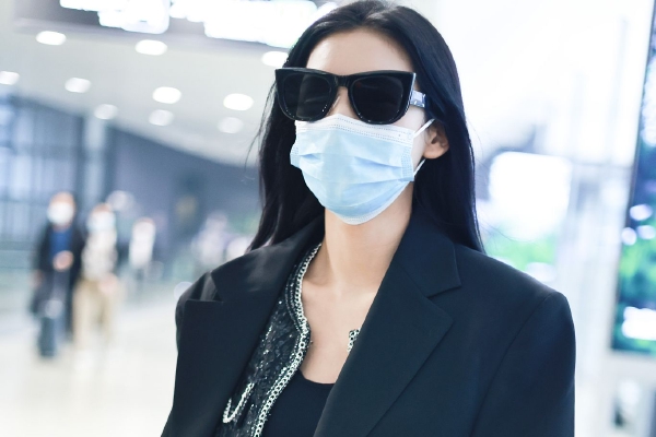 　　“煤炭开采前都是要进行瓦斯检测的，发现瓦斯气体会进行上下两排钻孔排气，然后才能进行接下来的挖煤、运煤操作，这次的事故是发生在掘进机退出的时候，可能碰到了存有瓦斯气体的地方，造成了煤与瓦斯突出事故。” 记平说。