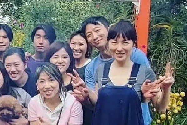 此类案件原则上以婚约双方当事人作为诉讼主体,但考虑到实践中,彩礼的给付方和接收方并非限于婚约当事人,双方父母也可能参与其中,为尊重习俗,同时也有利于查明彩礼数额、彩礼实际使用情况等案件事实,确定责任承担主体,《规定》明确,婚约财产纠纷中,婚约一方及其实际给付彩礼的父母可以作为共同原告;婚约另一方及其实际接收彩礼的父母可以作为共同被告。
