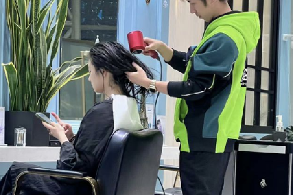 　　近年来，多地彩礼数额持续走高，涉彩礼纠纷案件数量呈上升趋势，为妥善审理涉彩礼纠纷案件、平衡双方利益，最高人民法院1月18日发布审理涉彩礼案件司法解释，针对司法实践中存在的彩礼认定范围、彩礼返还原则、诉讼主体资格等重点难点问题予以规范。
