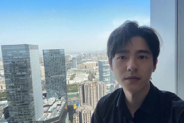 　　2023年，汽车进出口已成为中俄两国经贸合作的亮点。这一年，中国成为俄罗斯最主要的汽车进口来源国，俄罗斯也成为中国第一大汽车出口目的地国。中汽协统计数据显示，2023年1至11月，中国向俄罗斯出口的整车量达到84.1万辆。据俄汽车市场分析机构autostat公司统计，截至2023年12月底，中国乘用车在俄进口新车中所占份额约为76.1%，在俄进口二手车中所占份额约为2.3%。2023年俄罗斯汽车市场销量前10名中，中国汽车品牌占6席，包揽第二至第七名。2023年，俄罗斯市场上在售的中国汽车品牌约有60个。