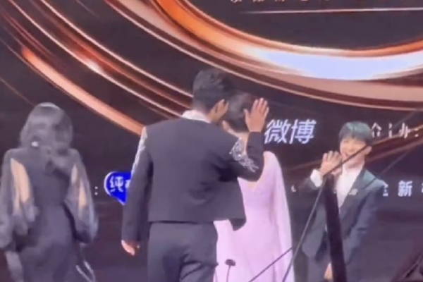 　　分省份来看，上海、北京全年人均可支配收入均首次突破8万元关口，分列前两位；浙江以63830元位居第三，也是唯一“6万 ”省份。