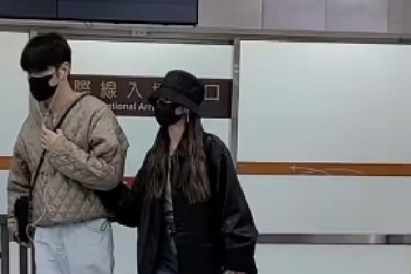 　　在商言商，很多仍想走红海的货轮，于是八仙过海各显神通，有的特别标注，我们“与以色列无关”，有的就干脆直接标注，目的地是中国，船员都是中国人。