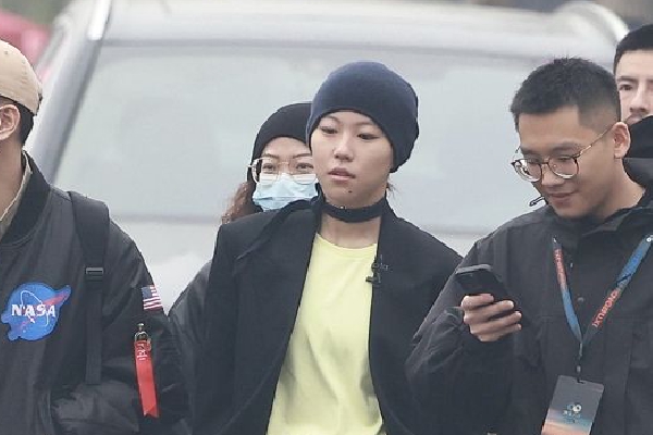 此前,北京师范大学法学院教授彭新林曾对媒体表示,最高检对各省级检察机关有领导职责,在必要时,有权对一些案件直接提级办理,这些案件可能是案情重大、复杂的,也可能是涉案人员身份特殊、办理难度大的。此外,若当地检察机关认为案情重大、复杂时,也可以请求将案件移送最高检侦查。