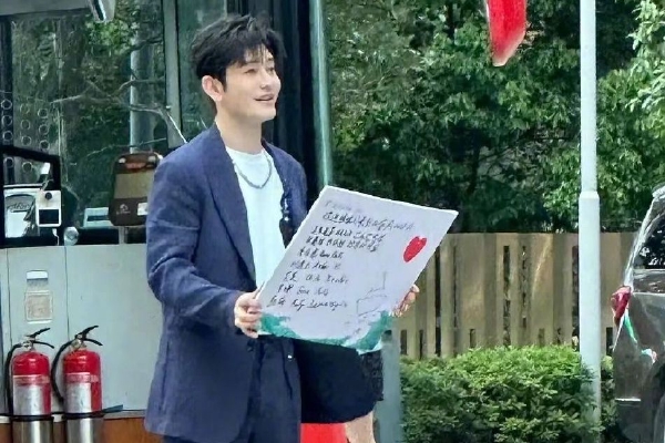 毛宁回应,瑙鲁政府宣布承认一个中国原则,同台湾当局断绝所谓的外交关系,同中国恢复外交关系,是瑙鲁作为主权国家独立自主作出的选择。这也说明一个中国原则是人心所向、大势所趋,是不可阻挡的。