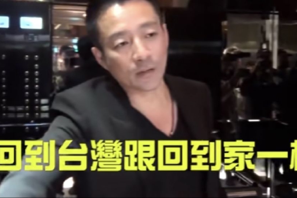 经历热身赛的波折后,外界对国足将士心态的调整更为关注。武磊、吴曦等老队员平时承担起了为国家队新人减压的责任。因拉伤而处于恢复期的吴曦介绍,老将们日常经常会与首次参加亚洲杯的队友交流,帮助他们放松心态,团结一致。“心态在这种洲际大赛是首要的,先把心态放平稳,然后再考虑在场上如何按照教练的战术布置完成比赛。自我的东西在比赛中肯定要有,但更多的还是团队协作精神。”吴曦说。