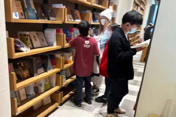 杨光明,男,汉族,1954年10月出生,今年70岁,四川仁寿人,1972年12月参加工作,1975年6月加入中国共产党,大学本科学历。