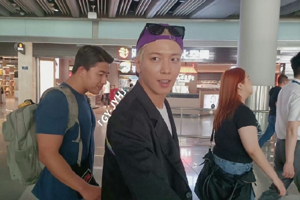 　　<span>中共中央政治局委员、中央政法委书记陈文清在上述会议上提到，要深刻领悟“两个确立”的决定性意义，增强“四个意识”、坚定“四个自信”、做到“两个维护”，</span><strong><span>坚持党对政法工作的绝对领导，锻造过硬政法铁军。</span></strong>