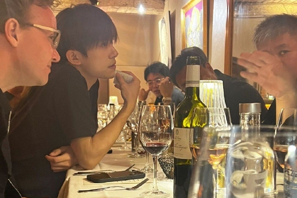 　　<span>要始终把“两个维护”作为最高政治原则和根本政治规矩，不断提高政治判断力、政治领悟力、政治执行力，</span><span><strong>确保在任何时候任何情况下都坚决听从习近平总书记命令、服从党中央指挥。</strong></span>