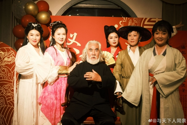 　　<span>通报还提到，他为实现个人政治目的，不择手段，操弄权术，</span><span><strong>在党内大搞团团伙伙、拉帮结派、培植个人势力</strong></span><span>，形成利益集团，成伙作势控制要害部门，严</span><span>重破坏党的团结统一，严重危害政治安全。</span>