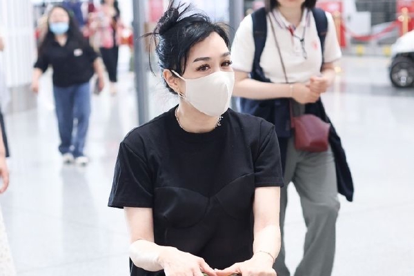 　　他长期求神拜佛，祈求升官，任黔西南州委书记后还专门请“风水大师”卜算前程，查看住处风水布局，并按要求摆放玻璃鱼缸和木质官帽椅。