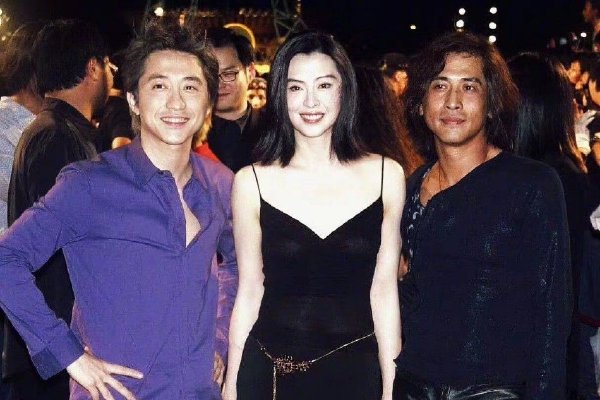 　　毛宁表示，台湾地区选举是中国的地方事务，中方一贯坚决反对美台开展任何形式的官方往来，坚决反对美方以任何方式、任何借口干涉台湾事务。