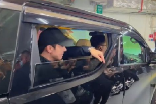因为我们背后,有一个和平的大国,有一个总是劝和促谈的中国。我们有实力,但我们从不炫耀武力,我们对外展示的,更多是道义的力量。