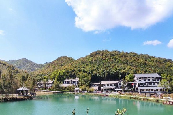 　　在他被查的前一年（2021年），已有两名他的老下属落马，分别是西藏自治区党委政法委原副秘书长李运峰，自治区公安厅原党委委员、副厅长赵涛。