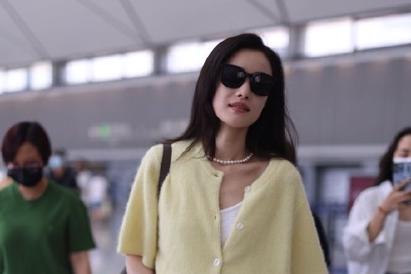 此前,北京师范大学法学院教授彭新林曾对媒体表示,最高检对各省级检察机关有领导职责,在必要时,有权对一些案件直接提级办理,这些案件可能是案情重大、复杂的,也可能是涉案人员身份特殊、办理难度大的。此外,若当地检察机关认为案情重大、复杂时,也可以请求将案件移送最高检侦查。