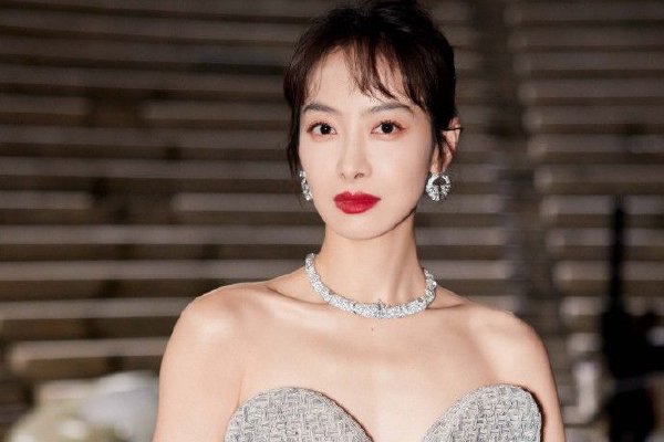 申万宏源证券固定收益融资总部业务董事孙林指出,城中村改造是中国经济发展和中国房地产市场的稳定器。2023年4月28日的中共中央政治局会议以来,“三大工程”(城中村改造、“平急两用”公共基础设施建设、保障性住房)在党中央、国务院多次会议中提及,为房地产市场未来几年的发展指明了方向。业内普遍认为,超大特大城市的城中村改造在未来5-8年内每年将拉动房地产相关投资万亿元、房地产销售面积1亿平方米,成为中国未来一段时间内经济稳中求进发展过程中的稳定器。