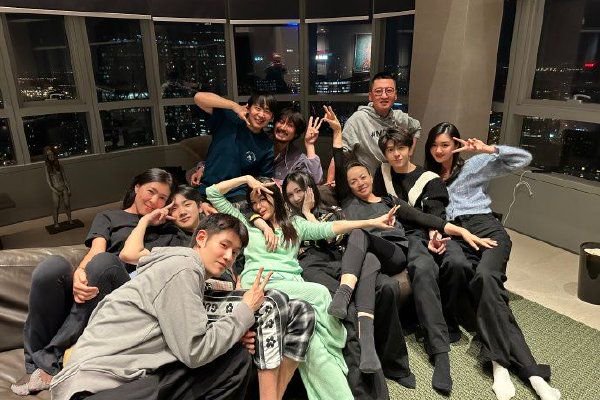 　　综而述之，存疑有五：一是举报人的合法权益和个人隐私理应受到保护，可举报材料为什么会送到被举报人手里？二是凭什么要给一个年逾75岁的老人扣上“社会危险性”的大帽子并对其“大动干戈”？三是对举报人的刑拘、批捕、起诉，一套流程下来只用了28天，也太“着急”了些。四是举报人的家人要求案件异地审理不无道理，为何任性地予以拒绝？五是举报内容是否属实，为什么不给公众一个说法反而竭力回避？