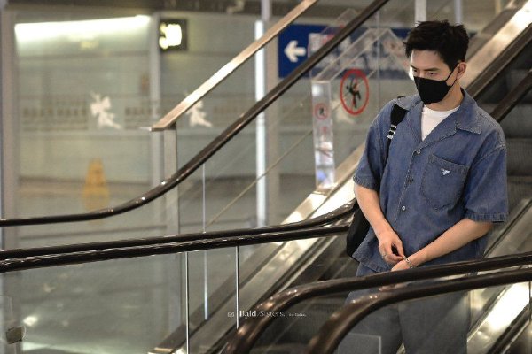 大皖新闻讯“平时头上的灯能照30米远,事故发生时一米外的东西都照不见。”今年是记平在矿上干活的第14个年头,这是他头一次遇到煤与瓦斯突出事故,说起事发时的情形他仍心有余悸,躺在医院病房里的这两天他没能睡成一个囫囵觉。