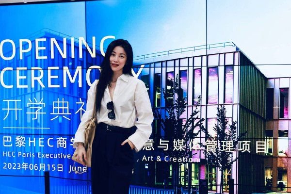 公开资料显示,胡海峰曾任清华控股有限公司高级工程师、同方威视技术股份有限公司总裁。2005年9月任中华全国青年联合会第十届委员会委员。2010年4月,胡海峰任浙江清华长三角研究院党委委员、书记 。2013年5月,胡海峰履新嘉兴市委副书记,2014年3月任嘉兴市委政法委书记。2016年3月,44岁的胡海峰主政一方,出任嘉兴市市长,成为正厅级干部。