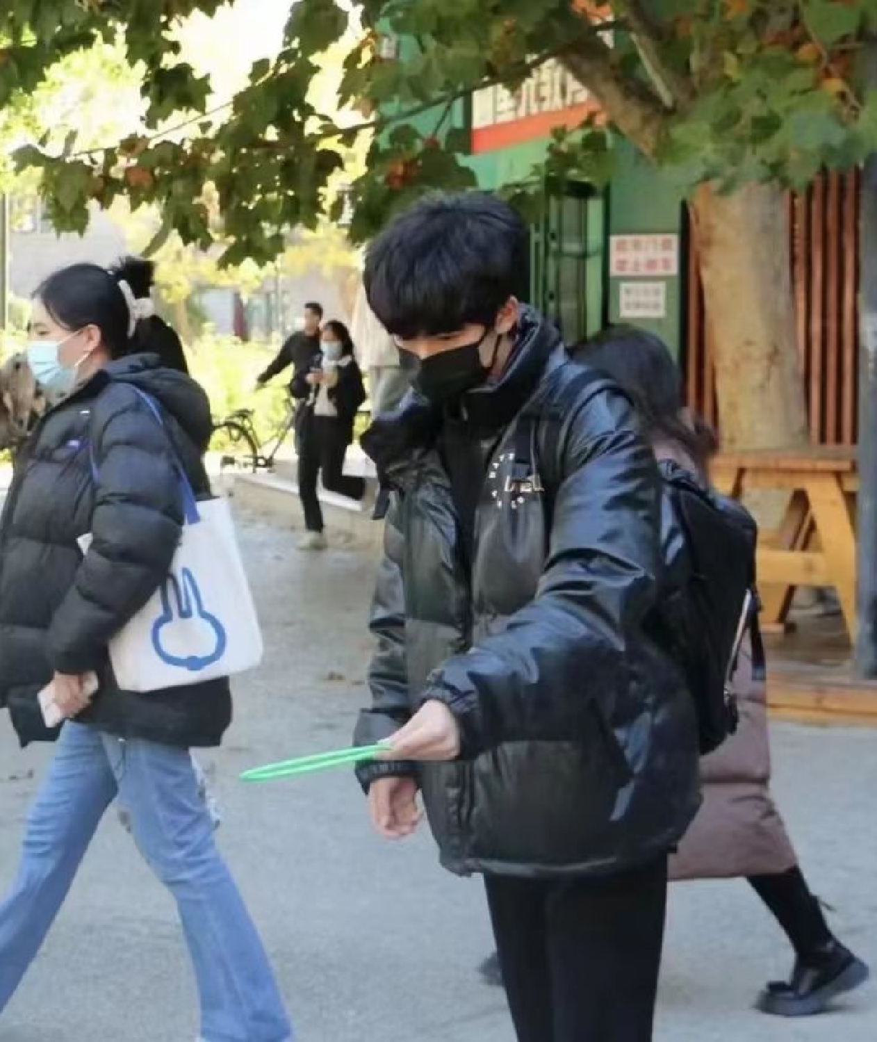 　　明源不动产研究院首席研究员艾振强认为，经过多年的拆改，城中村改造剩下的基本都是难啃的“硬骨头”，要想顺利推进，必须要有一系列支持措施。特别是这一轮城中村改造还要跟保障房等结合起来，资金方面的压力很大。目前从中央到地方已经出台了不少政策，这一系列动作也宣告了房地产行业将向租购并举、增量开发和存量盘活的新模式演进。