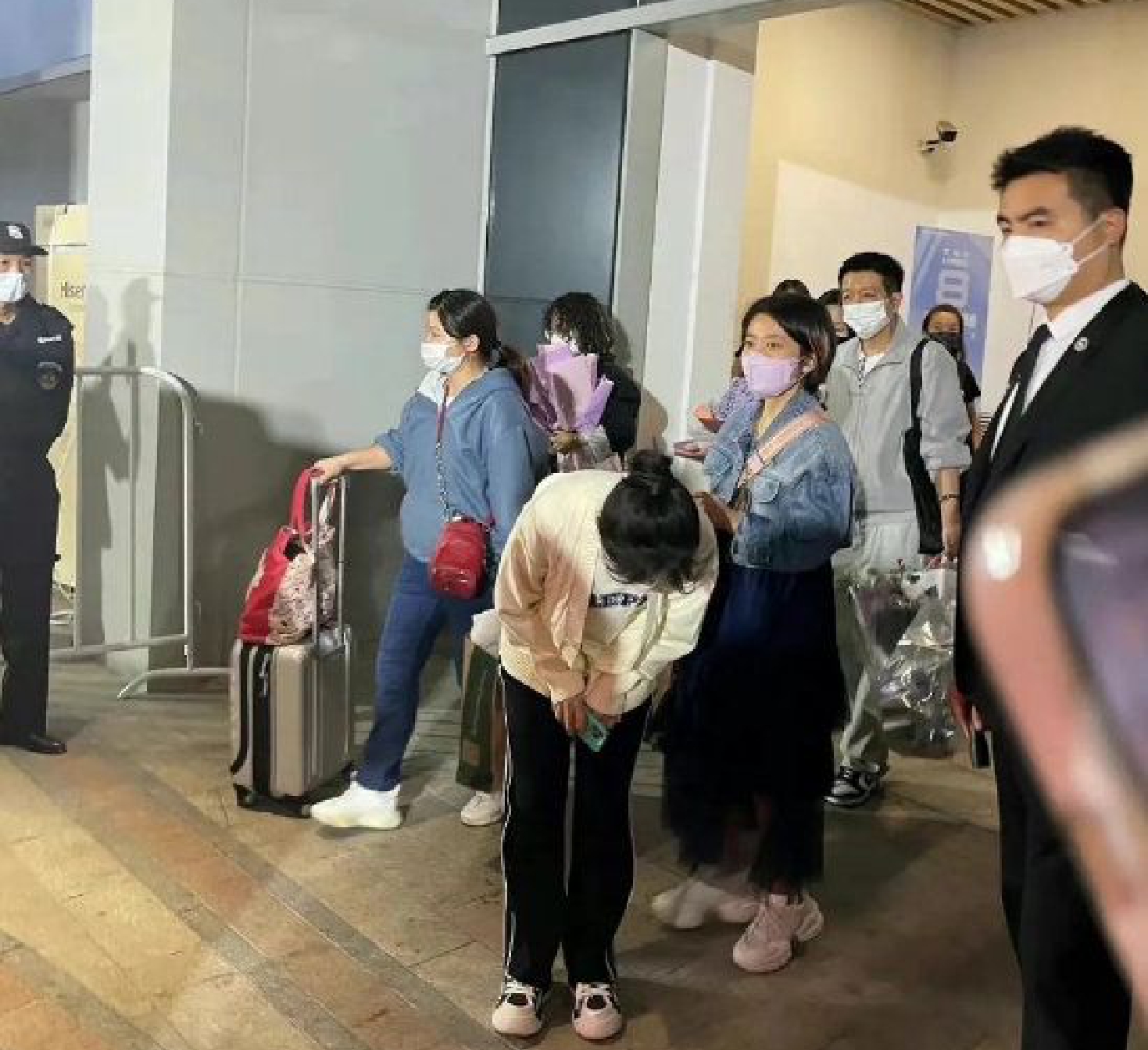 有记者问及中方对台湾地区领导人选举后两岸关系和台湾局势的看法,王毅表示,台湾地区选举是中国的地方事务。不管选举结果如何,都改变不了世界上只有一个中国、台湾是中国一部分的基本事实,都改变不了国际社会坚持一个中国原则的普遍共识。