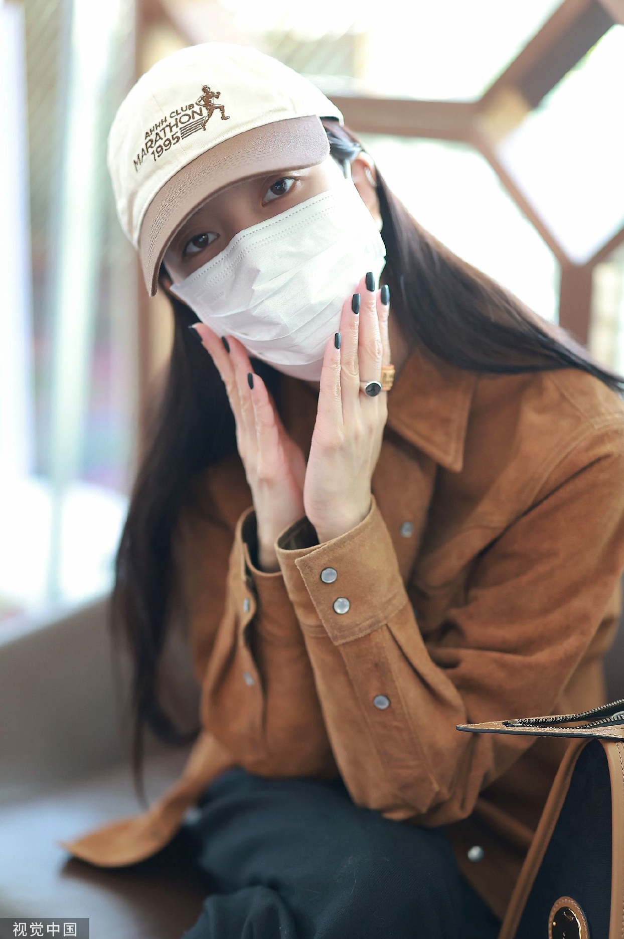 　　那么，房票能否扩大规模和范围？对此，广东省住房政策研究中心首席研究员李宇嘉指出，房票已经确定为新时期广州旧改的安置渠道之一，考虑到全市新房去化周期长（超过20个月），广义库存去化周期在5-7年，加上未来十几年广州还要推进近100个村的旧改，而且还要施行片区综合改造，预计未来新房还将放量。在市场预期下行、购买力不足的情况下，迫切需要房票来实现多个方面的目的，因此，未来还会在黄埔、天河、番禺、白云等旧改重点区域推开，预计也将通过资金奖励、房价折扣、降低税费等方式，鼓励被拆迁户选择房票安置。