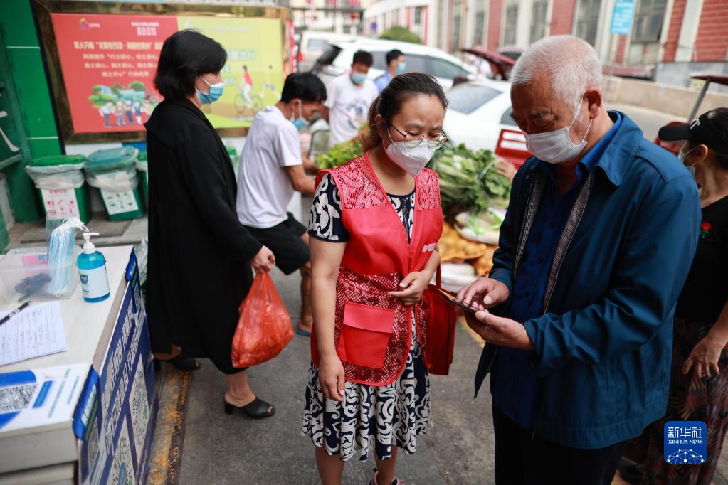 　　那么，房票能否扩大规模和范围？对此，广东省住房政策研究中心首席研究员李宇嘉指出，房票已经确定为新时期广州旧改的安置渠道之一，考虑到全市新房去化周期长（超过20个月），广义库存去化周期在5-7年，加上未来十几年广州还要推进近100个村的旧改，而且还要施行片区综合改造，预计未来新房还将放量。在市场预期下行、购买力不足的情况下，迫切需要房票来实现多个方面的目的，因此，未来还会在黄埔、天河、番禺、白云等旧改重点区域推开，预计也将通过资金奖励、房价折扣、降低税费等方式，鼓励被拆迁户选择房票安置。