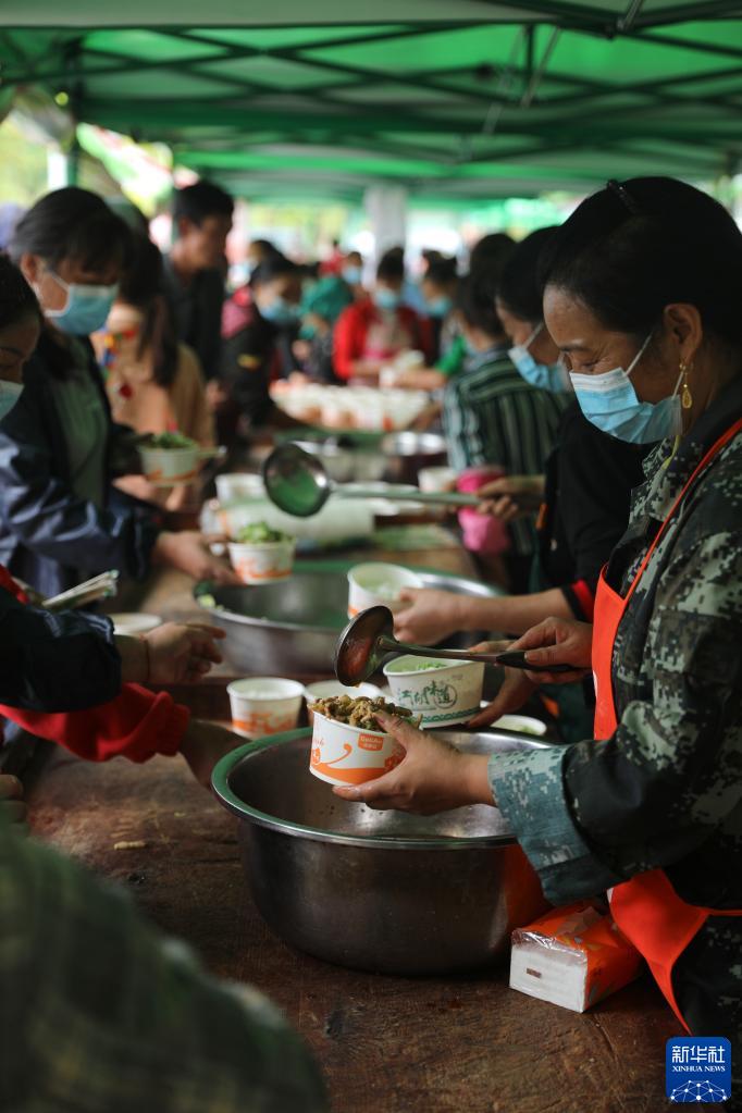 　　1月13日22时47分，记者在平顶山天安煤业股份有限公司十二矿北山工区事故现场看到，又有1名被困人员被搜救出来，目前仍有5人失联，搜救工作仍在持续。同时，新的救援力量也在投入井下。