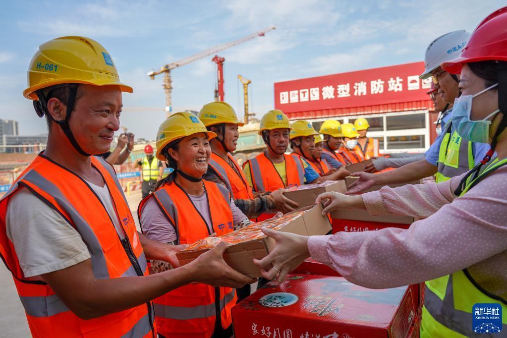 近年来,中国汽车出口表现越来越亮眼。中国汽车工业协会(中汽协)日前发布的数据显示,2023年,中国汽车产销量分别达到3016.1万辆和3009.4万辆,创历史新高并实现两位数增长(分别增长11.6%和12%),连续15年稳居全球第一。海关总署2024年1月12日发布的数据则显示,2023年,中国汽车出口522.1万辆,同比增长57.4%,出口总额1016亿美元,同比增长69%。