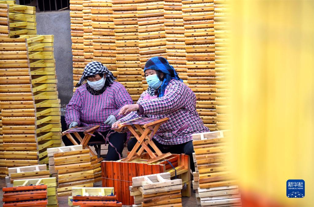 　　根据中国（深圳）综合开发研究院2023年9月发布的《深圳城中村楼栋字典2022》数据，截至2022年底，深圳全市以自然村为单位的城中村单元共计2042个，城中村总楼栋约31.9万栋，总套（间）约591.3万，总建筑面积约2.2亿平方米，占全市建筑总量比重超过40%，居住人口占深圳全市实有人口约60%。此外，市辖区分布情况方面，龙岗、宝安、龙华位列前三甲，栋数合计占比70.3%，建筑面积合计占比74.9%。