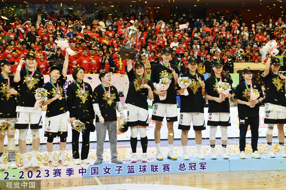 1月13日晚,大皖新闻记者从中国平煤神马集团总医院普外科值班护士那里了解到,目前与计平住在同一层的获救矿工有20多人,相对来说身体都无大碍。