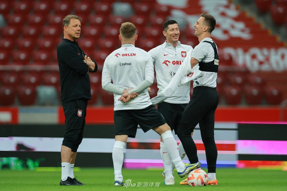 　　“进入新一轮计价周期后，变化率或以正值小幅开端，调价后首个工作日变化率幅度预计将在0.45%，对应上调幅度20元/吨附近。”金联创成品油分析师毕明欣预测称，短期内，国际原油走势或维持震荡，新一轮零售价调整方向不明朗。