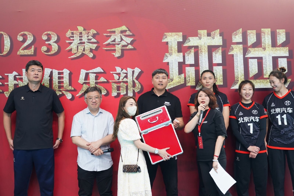 　　值得一提的是，31省份全年人均消费支出同比均实现正增长，其中，内蒙古、吉林、青海、上海、宁夏、山西、贵州、北京、天津、陕西、云南、海南、河南、辽宁等14省份名义增速均达到或超过10%，内蒙古人均消费支出名义增速超21%，居全国首位。（中新经纬app）