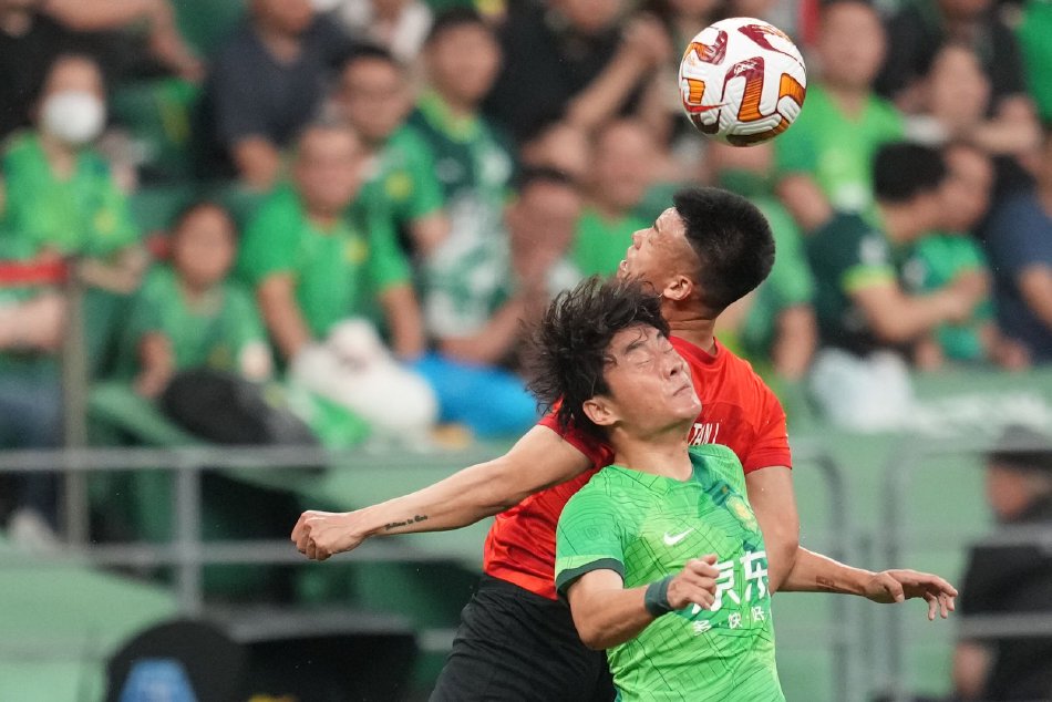 对阵黎巴嫩最多也只有两次,一次是上半场结束前张玉宁、武磊禁区内的连线射门;第二次则是武磊自己靠嗅觉赢得补射,只可惜皮球运行线路不规则,武磊没有踢实,皮球被对方后卫在门线上解围。