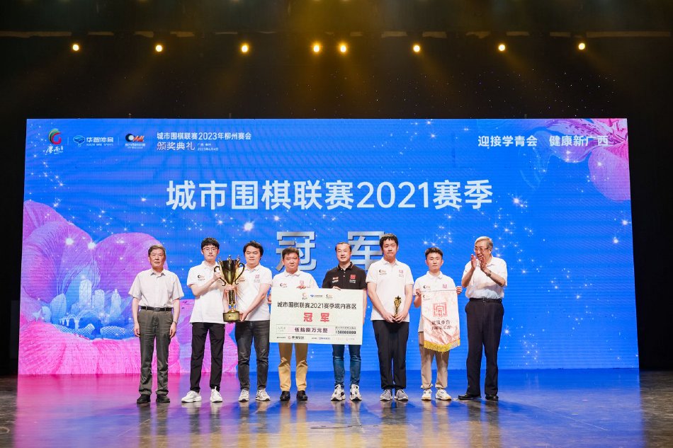 　　彭博社近日在一则报道中披露，现在不少远洋货轮穿越红海时，都会在对外公开的“目的地”一栏中，填上“中国”；或者在备注上，特意标明“船上都是中国籍船员”等内容。