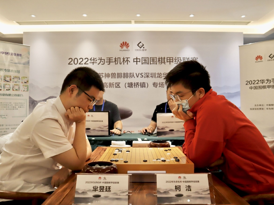 彭博社近日在一则报道中披露,现在不少远洋货轮穿越红海时,都会在对外公开的“目的地”一栏中,填上“中国”;或者在备注上,特意标明“船上都是中国籍船员”等内容。